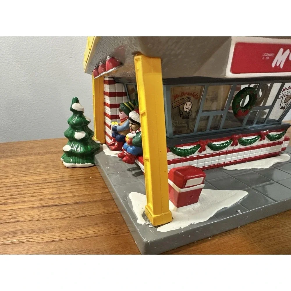 DEPT 56 SNOW VILLAGE‎ MCDONALD'S LIGHT UP 1997 WITH BOX AND CORD